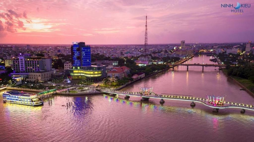 Ninh Kieu Riverside Hotel Cần Thơ Extérieur photo